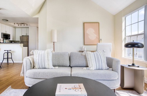Redwood Shores Apartment | Lovely Foster City 2BR w/Gym, 2 Pools & W/D, near VISA, by Blueground