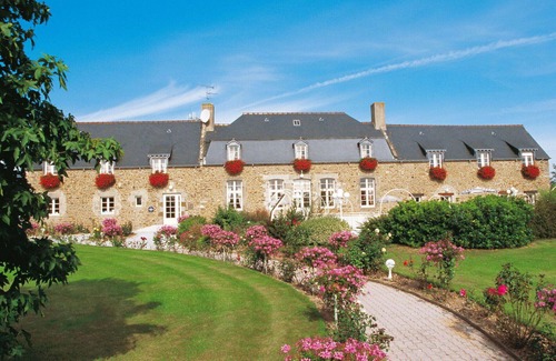Saint-Jouan-des-Guerets Apartment | Lovely apartment for 5 people with WIFI, pool, TV and terrace