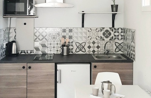 Saint-Quentin-la-Poterie Apartment | Lovely studio, access to the property's large swimming pool