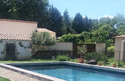 Saint-Quentin-la-Poterie Apartment | Lovely studio, access to the property's large swimming pool