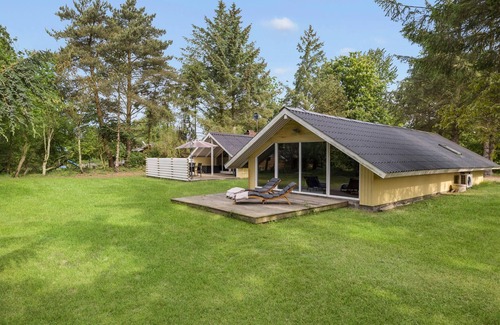 Sømarken House | Lovely home in Aakirkeby with kitchen