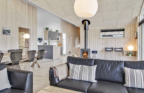 Bogense House | Lovely home in Bogense with kitchen