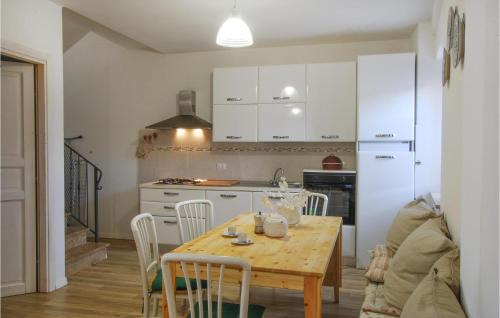 Serravalle di Chienti House | Lovely Home In Dignano With Kitchen