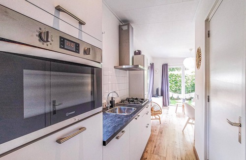 Heinkenszand House | Lovely home in Heinkenszand with WiFi