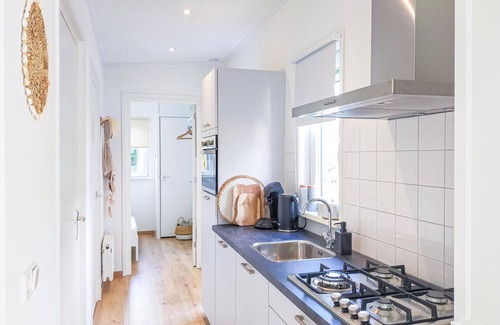 Heinkenszand House | Lovely home in Heinkenszand with WiFi