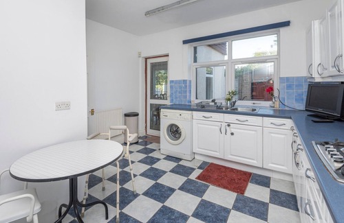 Fullwell House | Lovely home in Ilford with parking
