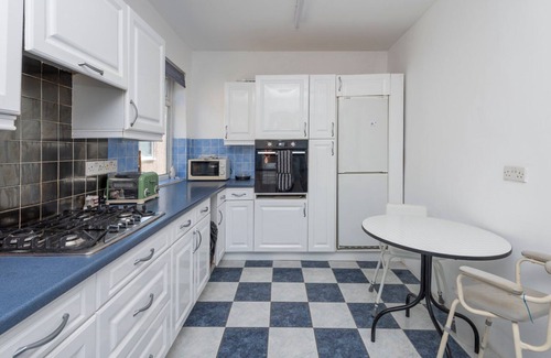 Fullwell House | Lovely home in Ilford with parking