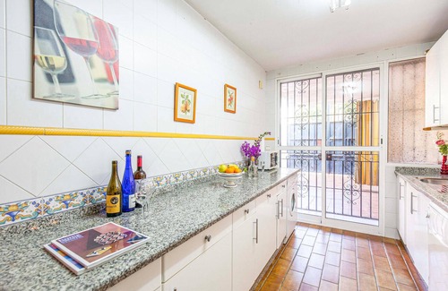 Tomares House | Lovely home in Tomares with kitchen