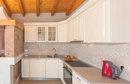 Vrgorac House | Lovely home in Vrgorac with sauna