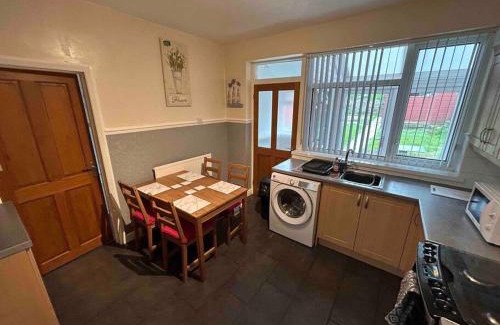 Tunstall House | Lovely house & driveway parking