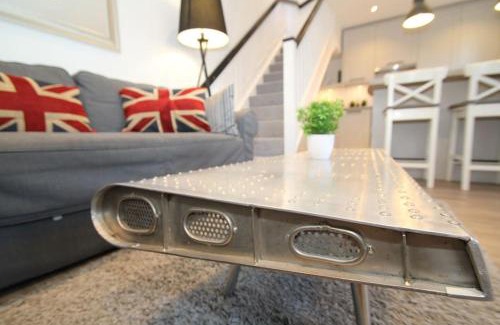 Rushmoor District House | Lovely house overlooking field with woodland walks
