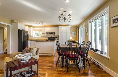 Lac-Brome House | Lovely Lac-Brome 3 Bedroom Lakefront Cottage