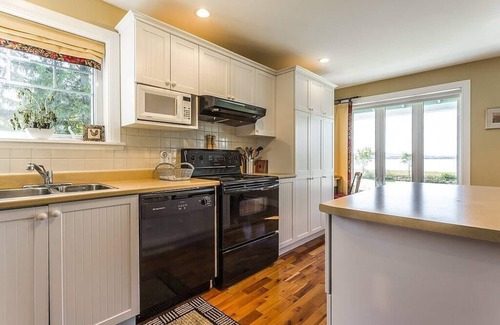 Lac-Brome House | Lovely Lac-Brome 3 Bedroom Lakefront Cottage