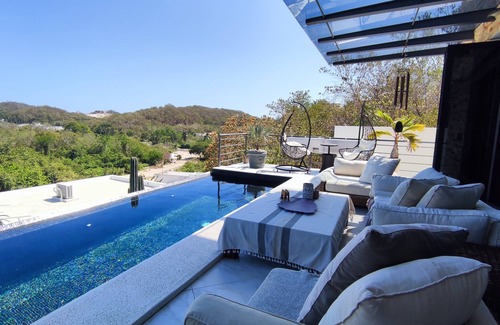 Crucecita House | Lovely little house with a pool & jacuzzi close to the beach