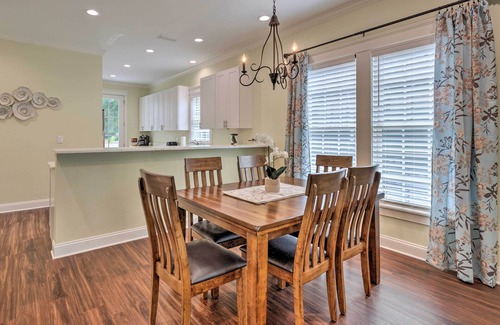 Washington Square House | Lovely Mobile Retreat w/Deck & Front Porch!