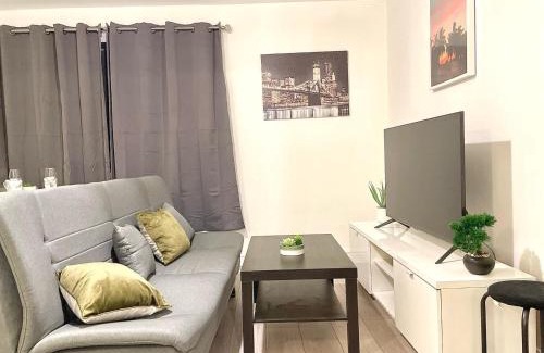 Carcroft House | Lovely Modern 3 Bedroom House Doncaster, Family Contractor Friendly, Sleeps 6