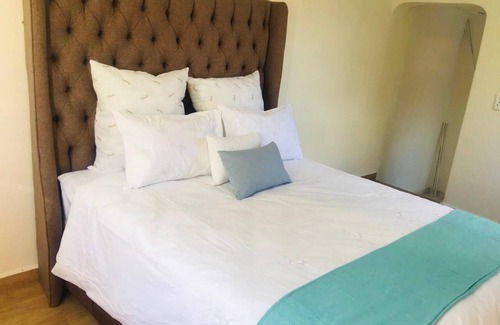 Randpark Ridge House | Lovely Modern Apartment. In the heart of Randpark Ridge, close to the shopping