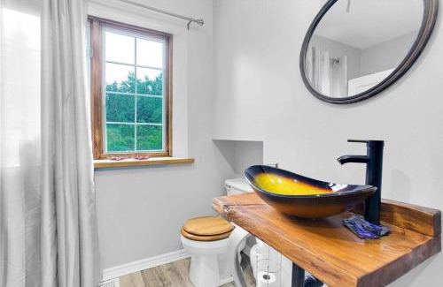 Bracebridge Ski Chalet | Lovely Muskoka Waterfront Cottage-Hot tub & Sauna!