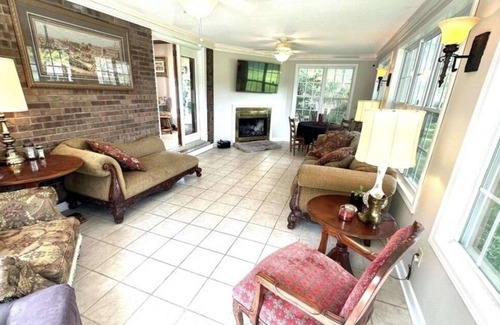 Centralia House | Lovely neighborhood. Near hospitals. Weekly and Monthly rates available.