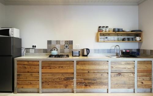 Cape Saint Francis Apartment | Lovely new flat near restaurants and beach with solar - free wifi and DSTV
