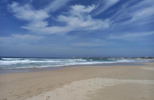 Cape Saint Francis Apartment | Lovely new flat near restaurants and beach with solar - free wifi and DSTV