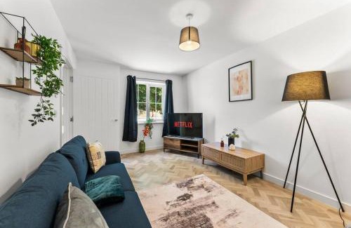 Newark upon Trent House | Lovely Nottingham Abode - Sleeps 15 - Parking