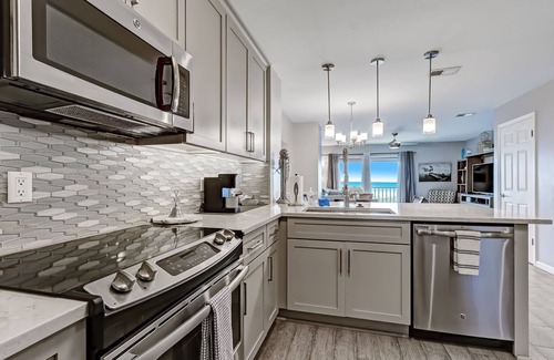 Amelia City Condo | Lovely Ocnfrt Condo w Country Club Perks!- Ocnfrt Pool & Golf Summer Specials!