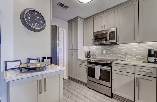 Amelia City Condo | Lovely Ocnfrt Condo w Country Club Perks!- Ocnfrt Pool & Golf Summer Specials!
