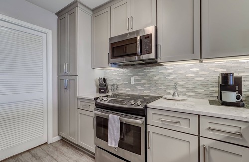 Amelia City Condo | Lovely Ocnfrt Condo w Country Club Perks!- Ocnfrt Pool & Golf Summer Specials!