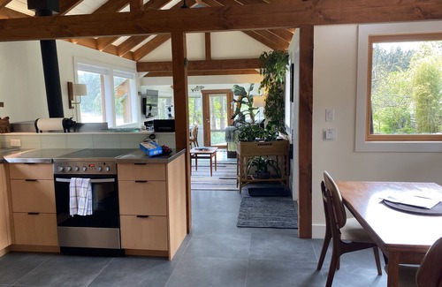 Metchosin Cottage | Lovely Private Waterfront Cottage