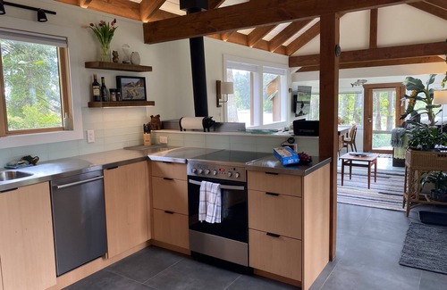 Metchosin Cottage | Lovely Private Waterfront Cottage