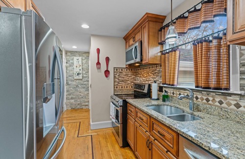 Warwick House | Lovely remodeled Home close to beach!