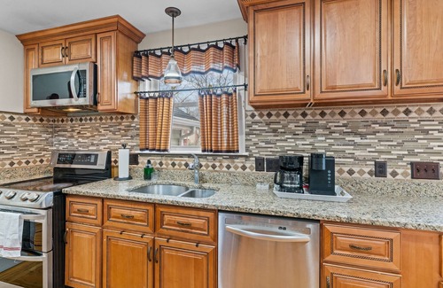 Warwick House | Lovely remodeled Home close to beach!