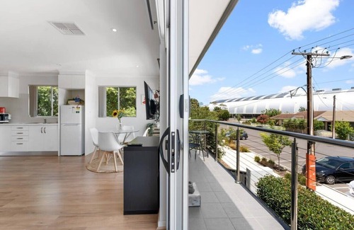 Oaklands Park House | Lovely Renovated 2BR Townhouse/WiFi/Parking