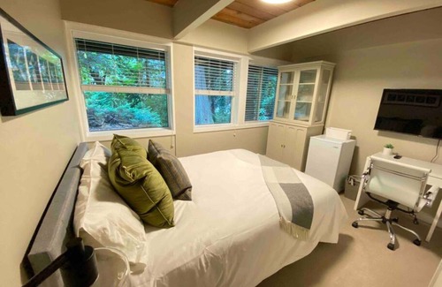 Caulfeild House | Lovely room in Cedar Woods!