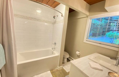 Caulfeild House | Lovely room in Cedar Woods!