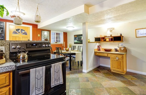 Downtown Salt Lake City Cottage | Lovely Salt Lake City Cottage w/Outdoor Space!