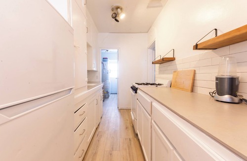 Northeast Apartment | Lovely Santa Monica Chic 1BR Private W/D & Free Street Parking