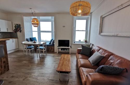 Aberystwyth Apartment | Lovely Seafront 2 bed flat in Aberystwyth