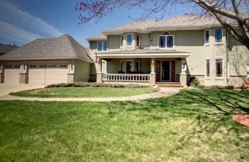 Woodbury House | Lovely, Spacious 5 Bedroom Home near Twin Cities