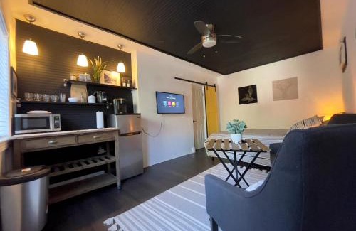 Colonialtown North House | Lovely Spacious Guesthouse in Mills 50 District