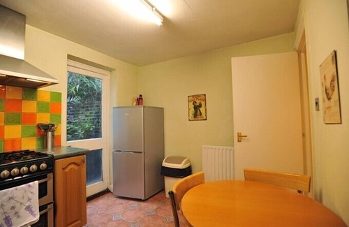 Fulham Broadway Apartment | Lovely, spacious two bedroom garden flat in central London. Awarded 4 stars.