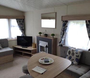 Great Houghton House | Lovely Static 8 Bed Caravanat at Billing Aquadrome