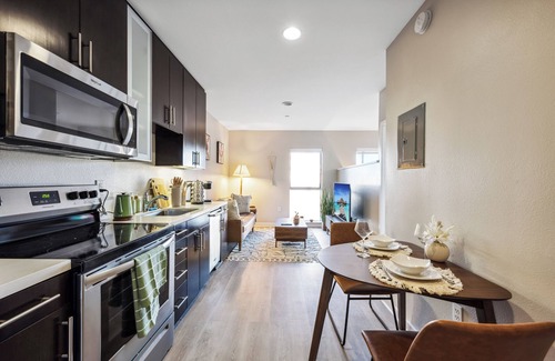 Downtown Bed & Breakfast | Lovely Studio in Santa Monica w Free Parking