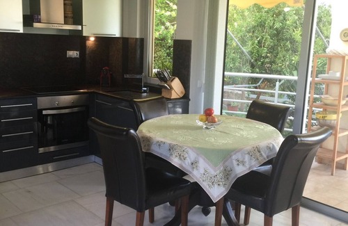 Anavyssos House | Lovely Three Bedroom, Two Bath Townhouse Situatated in Residential Neighbordhood