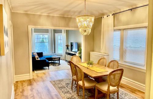 Oak Park Apartment | Lovely vintage Oak Park 3bd 1ba perfectly located near public transit & Chicago