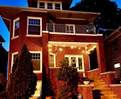Oak Park Apartment | Lovely vintage Oak Park 3bd 1ba perfectly located near public transit & Chicago