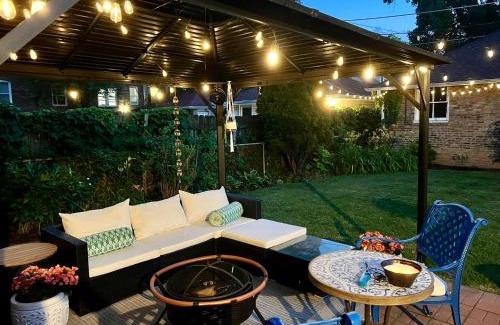Oak Park Apartment | Lovely vintage Oak Park 3bd 1ba perfectly located near public transit & Chicago