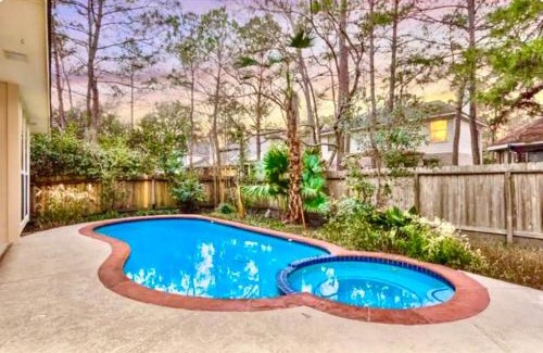 Alden Bridge House | Lovely Woodlands home w/heated pool and spa!