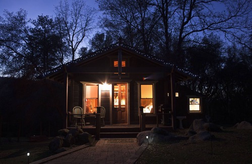 Oakhurst Cabin | Lovers’ Cabin; Gateway to Yosemite National Park and more!